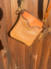 Load image into Gallery viewer, Tooled simple cross body purse