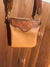 Load image into Gallery viewer, Tooled simple cross body purse